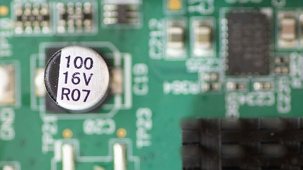 Senior AutoCAD specialist aan het werk aan elektrotechnische instrumentatie- en besturingsschema's voor industriële installaties