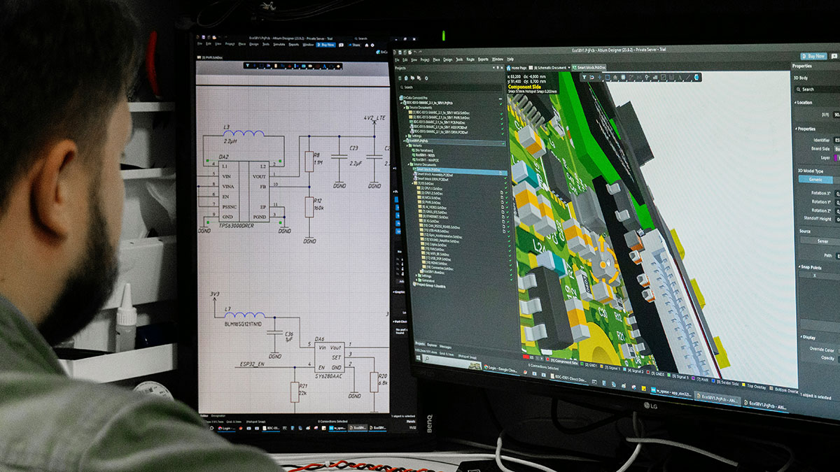 Senior AutoCAD tekenaar aan het werk aan elektrotechnische installatietekeningen voor industrie en petrochemie
